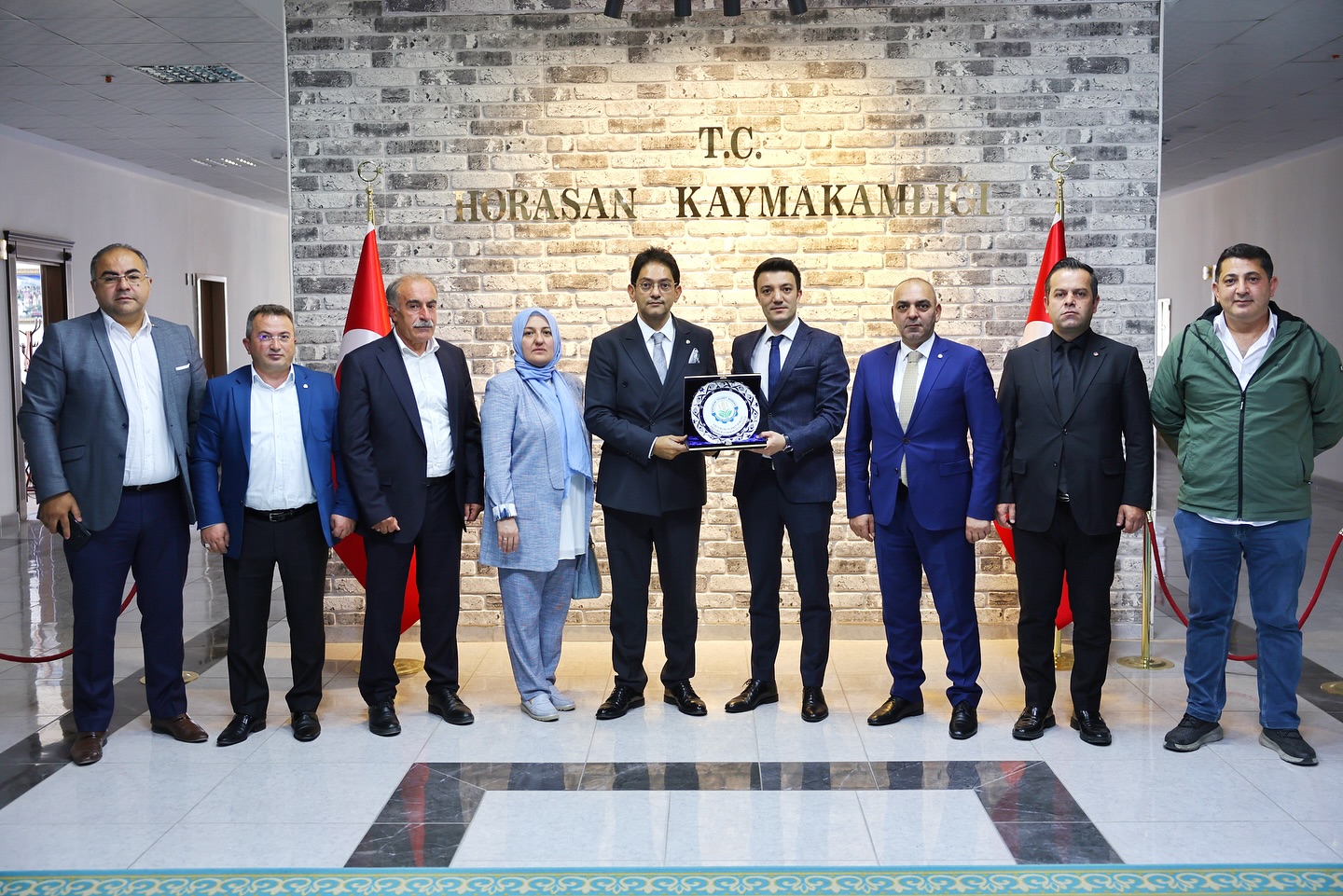 Erzurum Ticaret Borsası Heyetinden Horasan Kaymakamı Sayın Mesut Ozan Yılmaz’a Ziyaret.