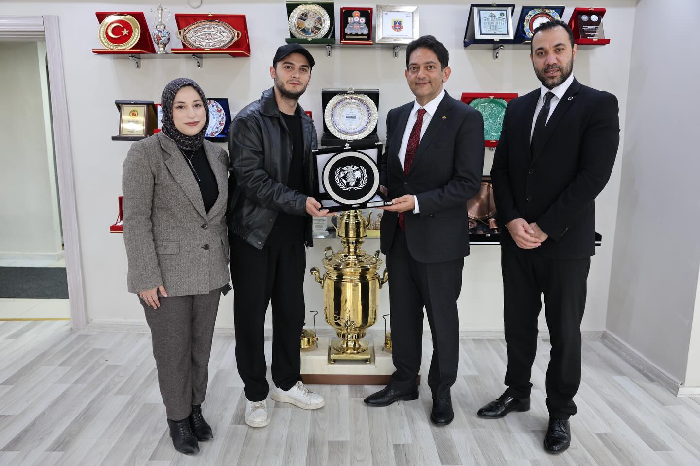 AUMUN Heyetinden Başkan Hakan Oral’a Teşekkür Plaketi